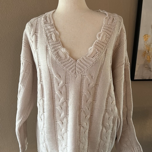 Soft v neckline sweater in beige - Picture 7 of 7